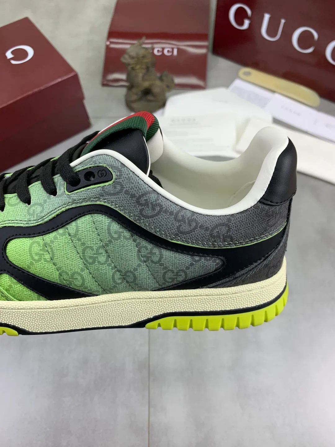 Men's men's shoes 💰P542 new Gucci Gucci couple 🧑‍🤝‍🧑 autumn and winter low-end catwalk casual sneakers, top version! Oil edge craftsmanship. New model for early spring, creating a perfect style, cool and sassy, ​​c-position fashionable wear, classic shoe style with retro and futuristic feel, showing exquisite texture! Open mold to customize high-density outsole. Comes fully packaged. Code number: 40-45 Fabric: Imported calfskin punching Lining: Imported original sheepskin lining
